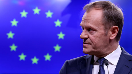 Le président du Conseil européen Donald Tusk fait une déclaration à l'issue d'une réunion avec le Premier ministre irlandais, Leo Varadkar à Bruxelles, le 6 février 2019. 