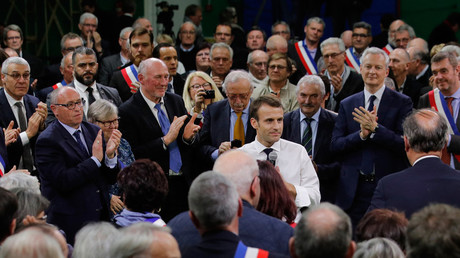 Emmanuel Macron entouré de maires à Grand Bourgtheroulde pour le lancement de son Grand débat national, le 15 janvier 2019 (image d'illustration).