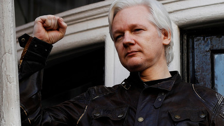 Julian Assange à la fenêtre de l'ambassade équatorienne à Londres, le 19 mai 2017 (image d'illustration). 
