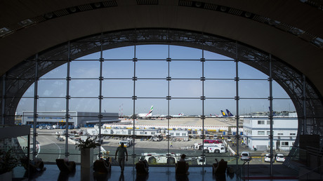 Des passagers dans le hall du Terminal 2E de l'aéroport Paris-Charles de Gaulle, en août 2018 (illustration).
