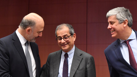 Pierre Moscovici (à gauche), le ministre italien des Finances, Giovanni Tria (à droite) et le ministre portugais des Finances, Mario Centeno (à droite), lors d'une réunion de l'Eurogroupe au Conseil européen de Bruxelles du 21 janvier 2019.