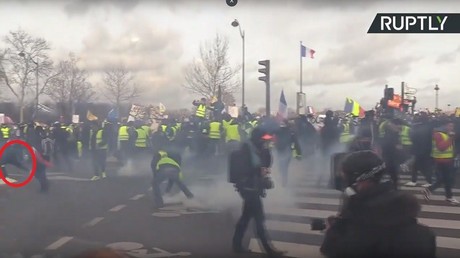 Le moment précis où une grenade lancée par la police a explosé, arrachant la main d'un manifestant lors de l'acte 13 des Gilets jaunes, le 9 février à Paris.