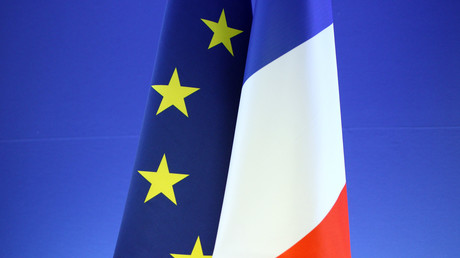 Les drapeaux français et européen vont devenir obligatoires en classe.