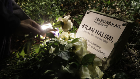 Une personne dépose une rose blanche à Bagneux, alors qu'une plaque honore la mémoire d'Ilan Halimi, le jeune juif torturé et assassiné par le gang des barbares en 2006.