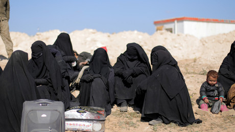 Des femmes assises avec leurs affaires près de Baghouz, dans la province de Deir Al-Zor, en Syrie, le 12 février 2019. (image d'illustration)