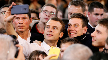 Emmanuel Macron, en train de faire un selfie à Etang-sur-Arroux le 7 février 2019.