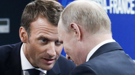 Le président russe Vladimir Poutine et le président français Emmanuel Macron lors du Forum économique international de Saint-Pétersbourg le 25 mai 2018.