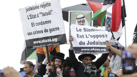 En juillet 2014 à Paris, deux rabbins participent à une manifestation contre la campagne militaire d'Israël à Gaza, et affichent leur opposition au sionisme (image d'illustration).
