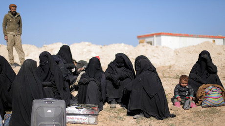 Des femmes ayant fui Baghouz, la dernière enclave de Daesh, avec leurs enfants et affaires, le 12 février 2019 (image d'illustration). 
