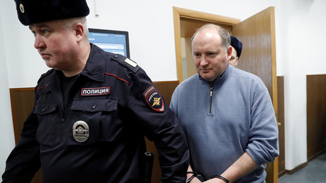 Philippe Delpal, soupçonné de fraude, escorté dans un tribunal à Moscou, le 15 février 2019. 