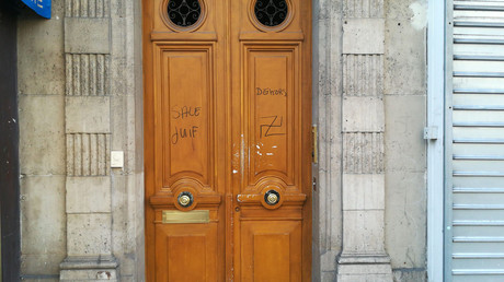 Une porte dégradée dans le quartier Alésia.