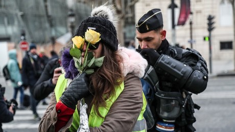 Une Gilet jaune, des fleurs dans la main, lors de la manifestation du 15 décembre 2018 à Paris (image d'illustration).
