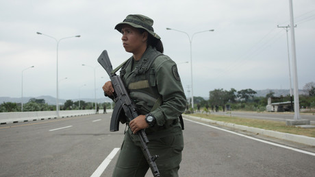 Un soldat de l'armée vénézuélienne monte la garde à l'entrée du pont transfrontalier de Tienditas entre la Colombie et le Venezuela (image d'illustration). 