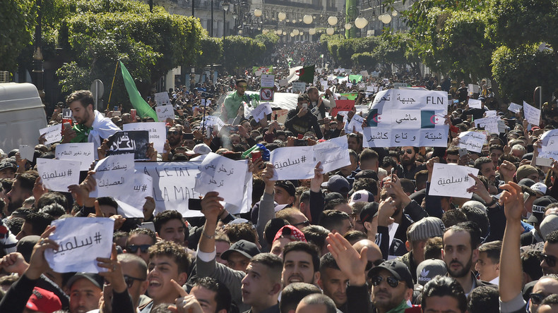 Algérie : des dizaines de milliers de personnes manifestent contre le président Bouteflika (IMAGES)