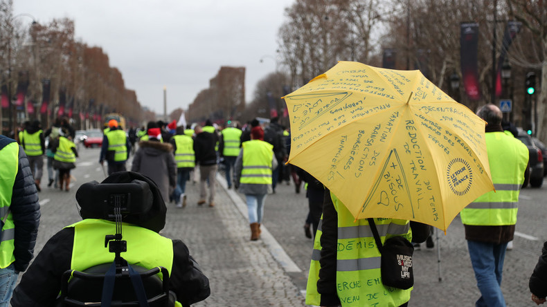 Un Gilet jaune en fauteuil roulant reçoit du spray lacrymogène en plein visage (VIDEO)