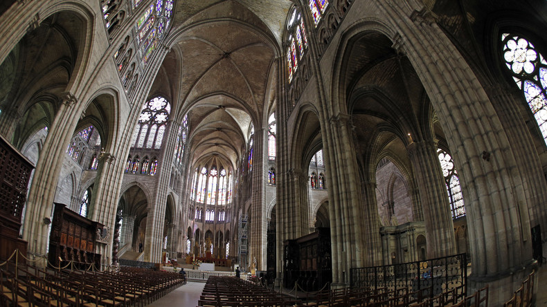 Saint-Denis : l’orgue de la basilique dégradé et des vitraux brisés