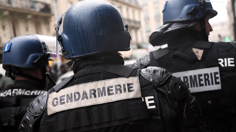 Quimper : un Gilet jaune, genoux au sol, reçoit des coups de gendarmes mobiles (VIDEO)
