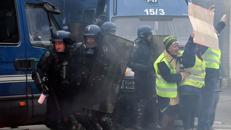 Acte 18 : les forces de l’ordre violemment prises à partie par les manifestants (IMAGES)