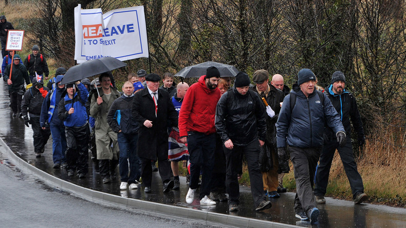 S'estimant trahis par leurs dirigeants, des Brexiters entament une longue marche vers Londres