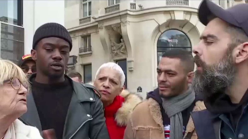 «La police devrait vous casser la gueule» : Rodrigues pris à partie sur les Champs-Elysées (VIDEO)
