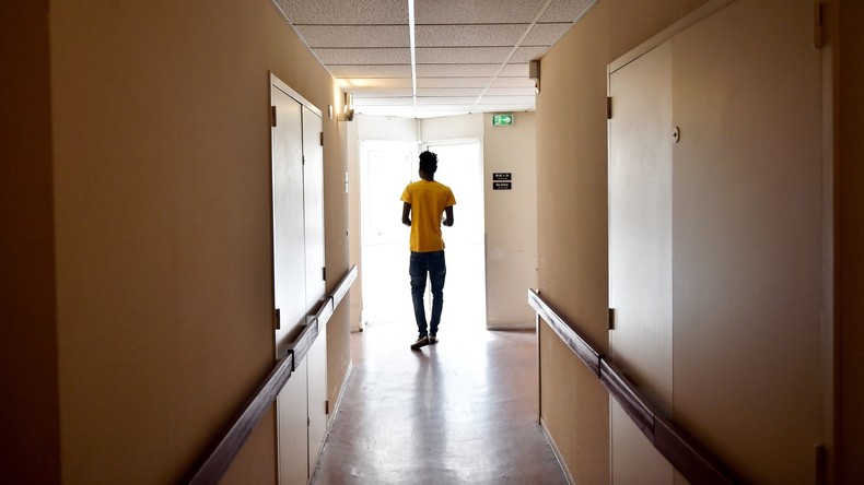 Pourquoi le recours aux tests osseux sur des mineurs étrangers isolés est-il controversé ?