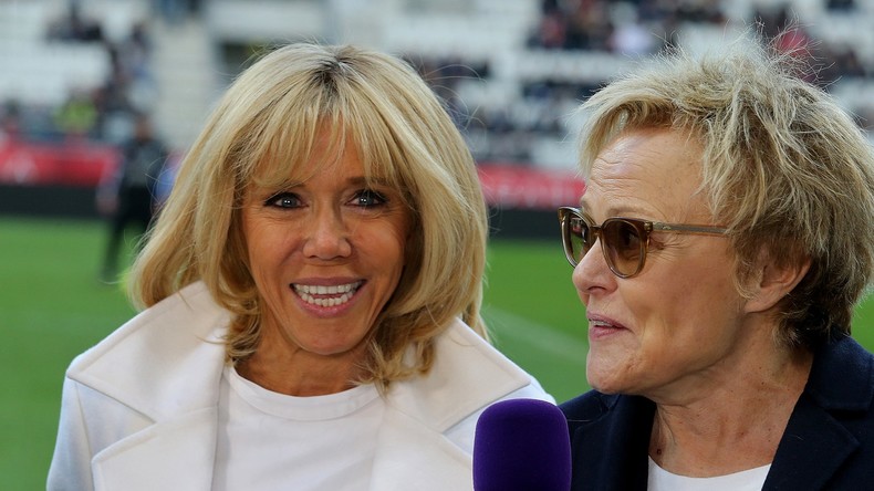 Huée lors d'un match, Brigitte Macron s'attribue la responsabilité du séjour au ski (VIDEO)