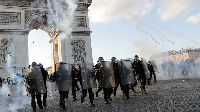 Mercenaires, armement fantaisiste et primes : ces contrevérités sur les forces de l'ordre
