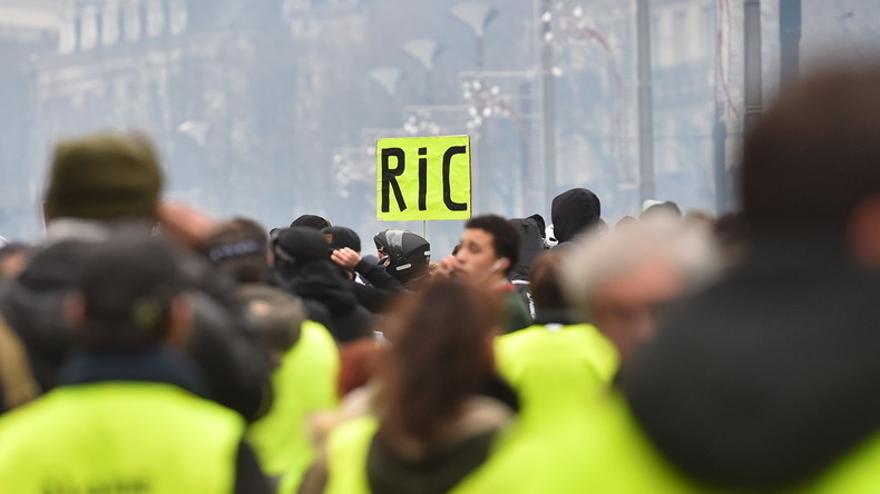Gilets jaunes : deux individus ont-ils été verbalisés pour leur pull au slogan «Oui au RIC» ?