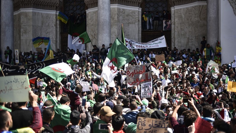 Des manifestants par centaines de milliers en Algérie pour protester contre le pouvoir (IMAGES)