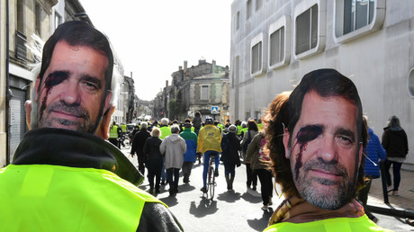 A Bordeaux pour l'acte 16 des Gilets jaunes, des manifestants arborent un masque à l'effigie du ministre de l'Intérieur Christophe Castaner. Ce dernier est représenté avec une blessure à l’œil (image d'illustration). 