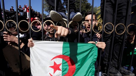 Des étudiants manifestent contre la candidature d'Abdelaziz Bouteflika, le 3 mars 2019, sur le campus d'une université d'Alger.
