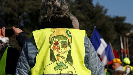 Un visage abîmé, dessiné sur le dos un gilet jaune aperçu à Genève, le 20 février 2019, lors d'un rassemblement devant Conseil des droits de l'homme des Nations unies (image d'illustration).