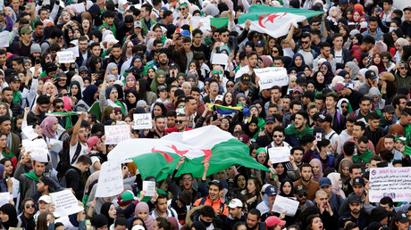 Des étudiants manifestent le 5 mars 2019 à Alger contre un nouveau mandat du président algérien Abdelaziz Bouteflika. 