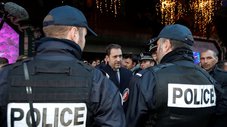 Christophe Castaner rencontre des policiers en patrouille à Paris le 20 décembre 2018 (image d'illustration).