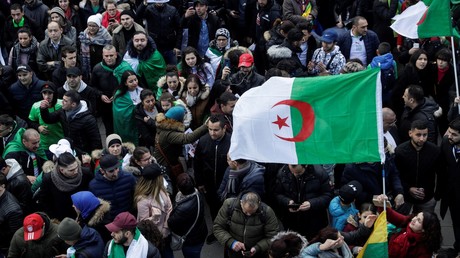 Des manifestants participent le 17 mars 2019 à un rassemblement place de la République à Paris, pour protester contre la décision d'Abdelaziz Bouteflika de reporter l'élection présidentielle.