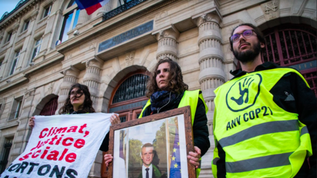 Les activistes d'ANV-COP 21 venant de décrocher un portrait officiel d'Emmanuel Macron.