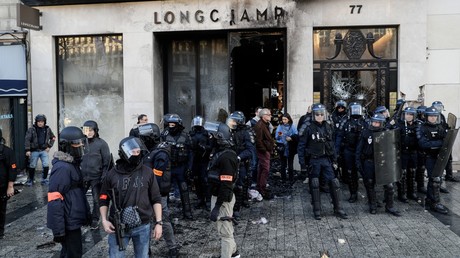 Les forces de l'ordre sécurisent une boutique vandalisée sur l'avenue des Champs-Elysées le 16 mars (image d'illustration).