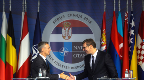 Le Secrétaire général de l'OTAN Jens Stoltenberg et le président serbe Aleksandar Vucic lors d'un exercice conjoint à Mladenovac, le 8 octobre 2018. 