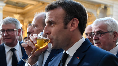 Emmanuel Macron déguste une bière le 22 mars à Paris.