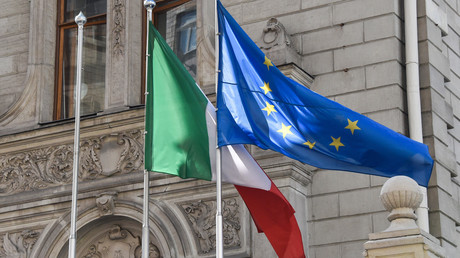 Drapeaux de l'Union européenne et de l'Italie.