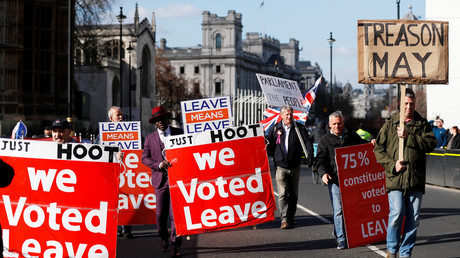 Le 25 mars 2019, des citoyens pro-Brexit ont défilé devant le Palais de Westminster à Londres.