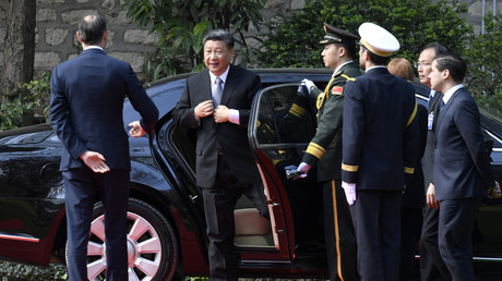 Accueilli par le Premier ministre français Edouard Philippe, Xi Jinping arrive à l’hôtel Matignon le 26 mars à Paris, en passager d’une limousine chinoise, la Hongqi N501 de FAW, le constructeur public national.