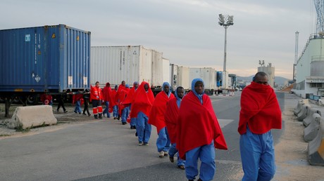 Des migrants, interceptés en mer Méditerranée, après avoir été débarqués au port de Malaga en Espagne, en janvier 2019 (image d'illustration).