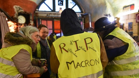 Le référendum d'initiative populaire, une des revendications des gilets jaunes inscrit au dos d’une chasuble d’un manifestant au Mans, le 15 décembre 2018.