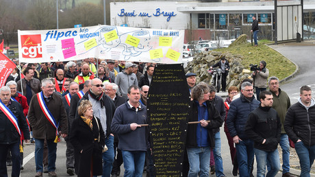 Sur une pancarte en forme de cercueil, les manifestants ont écrit les noms d’entreprises locales menacées par la fermeture de la fabrique de papier Arjowiggins, lors d'une marche organisée à Bessé-sur-Braye, dans l’Ouest de la France, le 28 février 2019 (image d'illustration). 