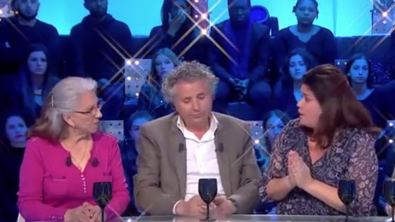Au bord des larmes, Raquel Garrido invite une retraitée SDF à dormir chez elle (VIDEO)