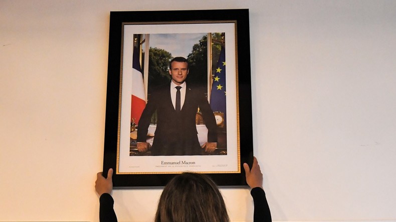 Portraits de Macron décrochés et reporters convoqués par la police: est-on encore libre d'informer ?