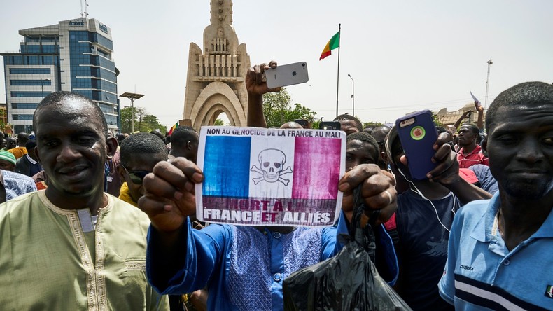 Des milliers de Maliens manifestent contre le président Keïta et l'armée française