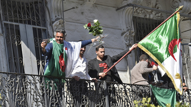 Algérie : Rachid Nekkaz ciblé par une pluie de projectiles lors d'une apparition publique (VIDEOS)