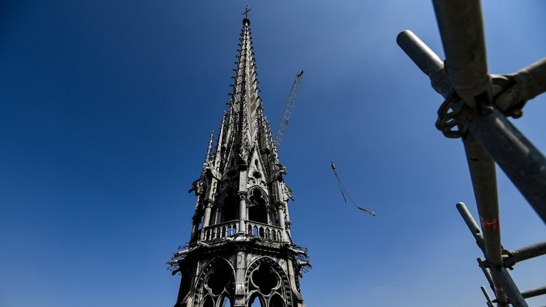 Notre-Dame : les internautes rivalisent d'imagination pour reconstruire la flèche (IMAGES)
